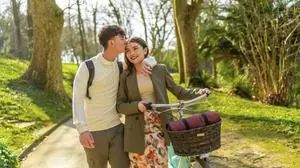 Junges Paar geht mit dem Fahrrad durch den Park und genießt einen romantischen Moment an einem sonnigen Tag Young couple walking through park with bicycle, enjoying romantic moment together on sunny day Copyright: imageBROKER/UnaixHuizi ibxuhu12842895.jpg ,model released, Symbolfoto ,property released Bitte beachten Sie die gesetzlichen Bestimmungen des deutschen Urheberrechtes hinsichtlich der Namensnennung des Fotografen im direkten Umfeld der Veröffentlichung