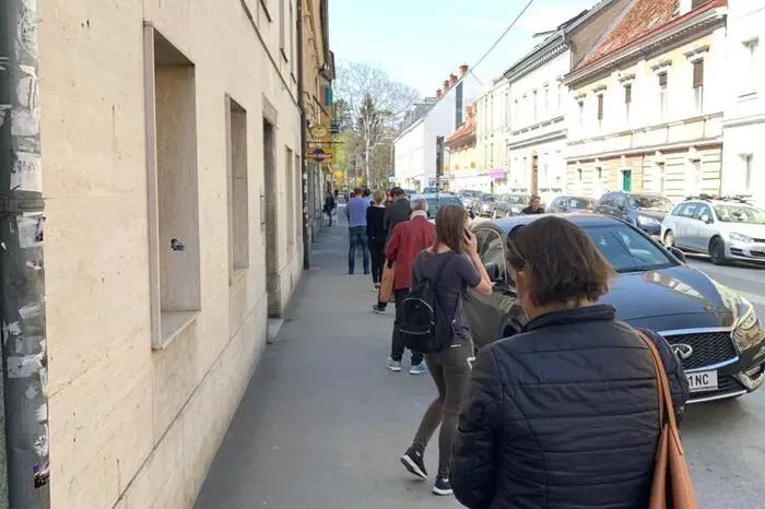 Die Wartenden auf dem Gehsteig hielten auch Abstand.