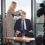 Johnson wird vor einem TV-Interview etwas in Form gebracht