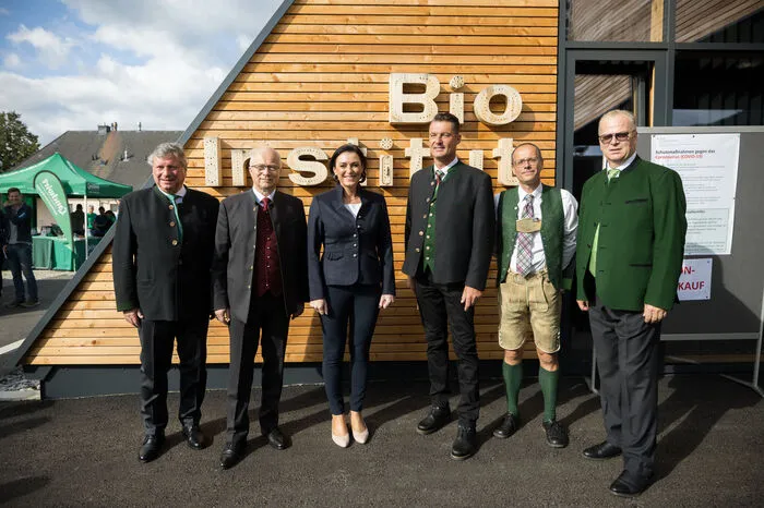 Karl Brodl (Architekt), Landesrat Hans Seitinger, Ministerin Elisabeth Köstinger, Hans Gasteiner (Leiter der Forschungsanstalt Raumberg-Gumpenstein), Andreas Steinwidder (Institutsleiter), Alfred Warschl (buildingSMART Austria)