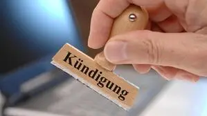 Ein Stempel mit dem Wort „Kündigung“