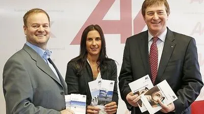 Konsumentenschützerin Susanne Kißlinger mit AK-Präsident Günther Goach (rechts) und ihrem Kollegen Michael Tschamer