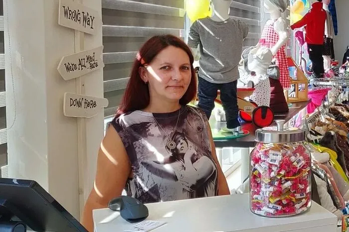Vor genau einem Jahr habe ich meinen eigenen Second Hand Laden in Wagna gegründet. Meine Kunden beweisen mir täglich, dass es absolut die richtige Entscheidung war. Günstige Kleidung für alle und Nachhaltigkeit sind mir ein großes Anliegen. Mittlerweile habe ich mich schon vergrößert und biete neben Kindermode und Spielzeug auch Kleidung für Damen und Herren.