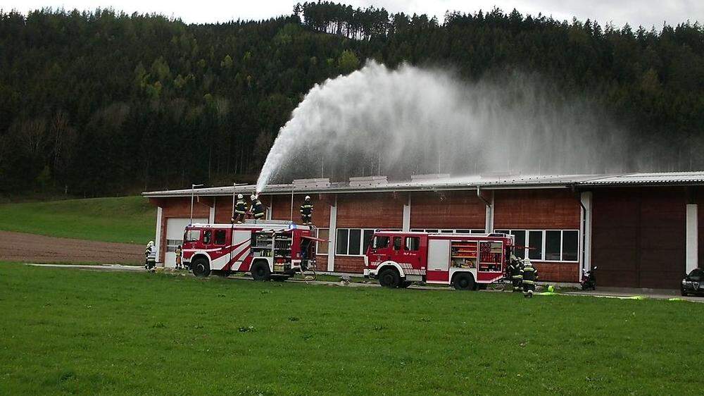 Unter Zuhilfenahme der Drehleiter der Feuerwehr St. Veit wurde der „Brand“ gelöscht 