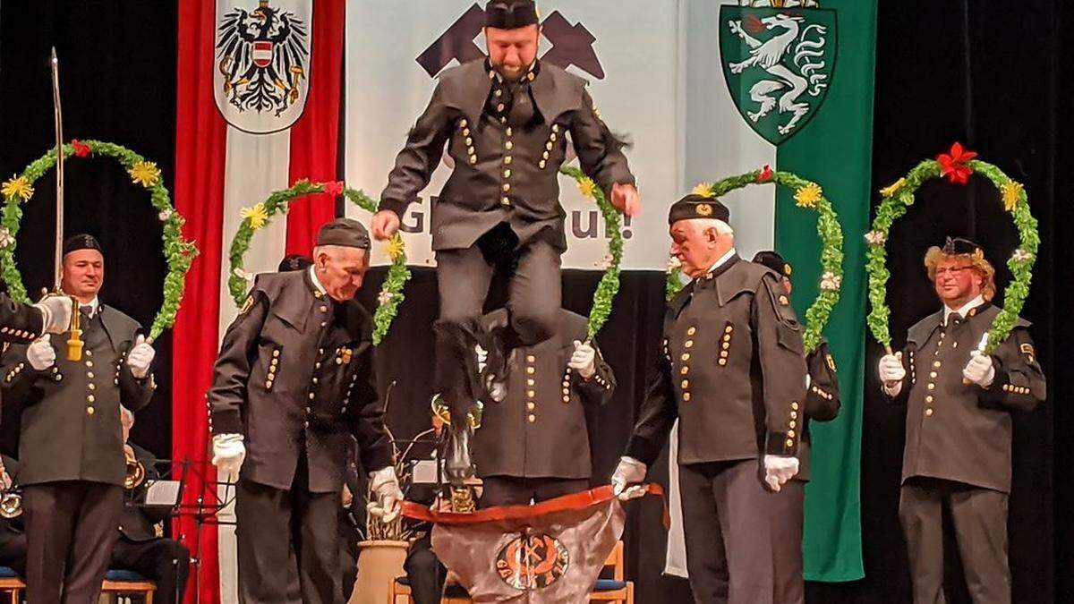 Max Lercher bei seinem Sprung über das Leder