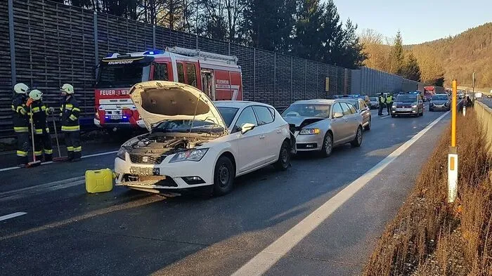 Acht Fahrzeuge waren in den Unfall auf der A2 verwickelt