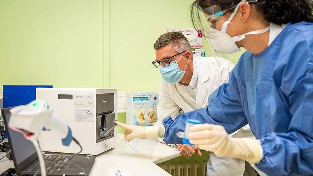 Ernst Benischke, Ärztlicher Leiter des Friesacher Spitals, mit Laborleiterin Andrea Maier beim PCR-Testgerät