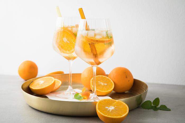 Der Arancello Spritz mit Orangen und Melisse als Deko liegt im Trend. 