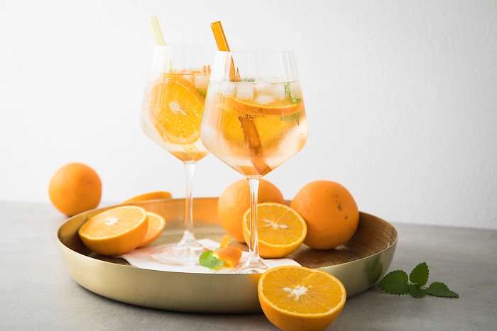 Der Arancello Spritz mit Orangen und Melisse als Deko liegt im Trend. 