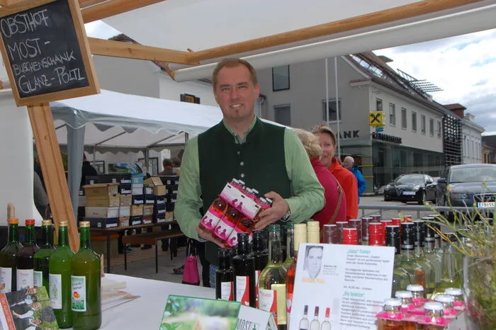 Der frischgebackene Landessieger Michael Pöltl mit dem Stand des Obsthofes Glanz-Pöltl