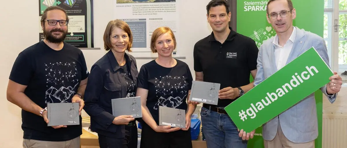 Die Verantwortlichen und Sponsoren mit dem neuen Buch: Autor Stefan Wallner, Gabriele Trinker (Naturpark Sölktäler), Grafikerin Miriam Kohlhofer, Landesrat Hannes Amesbauer und Sponsor Oliver Kröpfl (Steiermärkische)