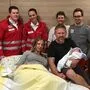 Hebamme Doris Klug, Marcel Hausegger, Christina Thumfart, Martin Schröck, Joachim Roschitz, Matthias Herster (hinten von links) sowie Mama Carmen Schnidar und Papa Mario Hirschböck mit Leon Josef
