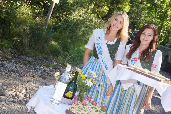 Die Milchprinzessinnen Laura und Barbara begrüßten die vielen Gäste beim Turmparkplatz in Sachendorf-Spielberg und bewirteten sie mit Steirerkäsbroten und einem kleinen Schnaps.