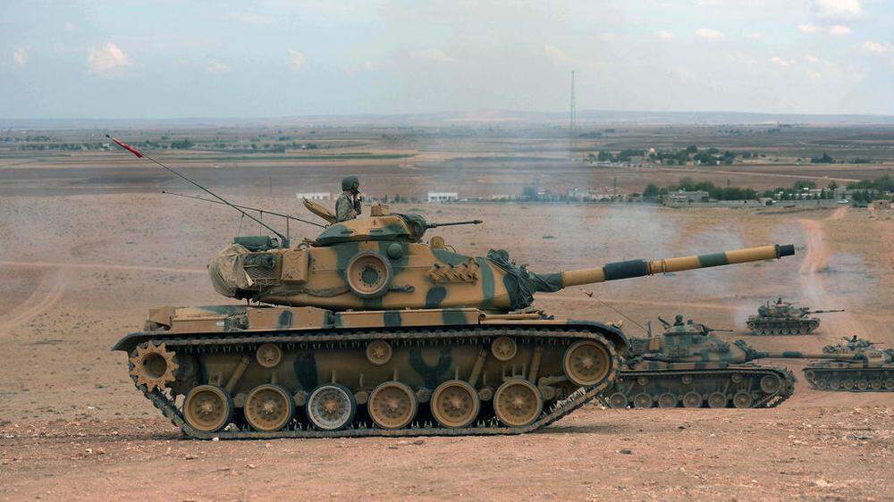 Ein türkischer Panzer an der Grenze zu Syrien