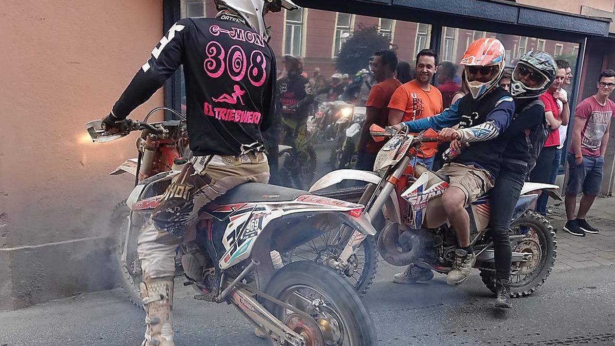 Verboten: „Burnouts“, blockiertes Vorderrad bei gleichzeitigem Gasgeben