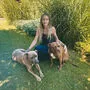 Laura Brenner mit den Hunden "Leo" (links) und "Amy"
