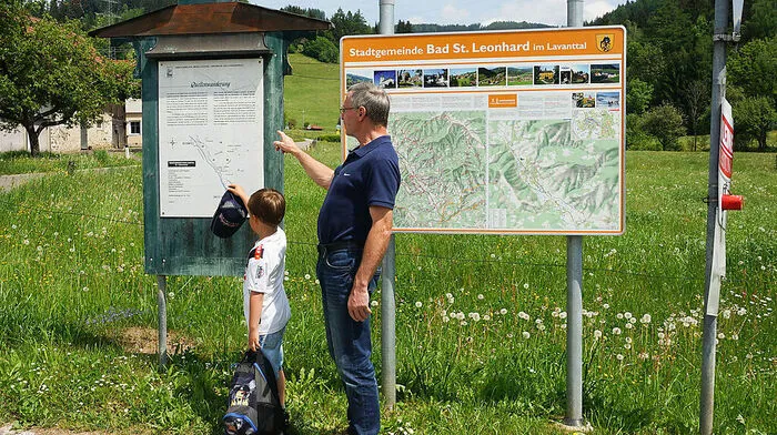 Infostand beim Quellenwanderweg in Bad St. Leonhard