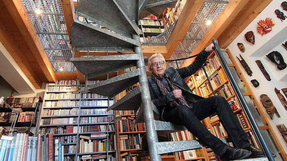 Johann Schleich in seinem „Bücherturm“ mit 16.000 Bücher zum Thema Geschichte und Volkskunde.