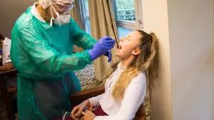 Corona-Testtag im Hotel Amerika-Holzer: „Kopf nach hinten, Mund weit auf“ – angenehm ist ein Corona-Abstrich nicht