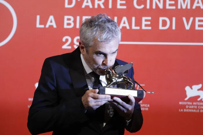 Cuaron, der zuvor zwei Oscars für das Weltraumdrama "Gravity" gewann, drehte "Roma" ausschließlich in schwarz-weißen Bildern. Der Film erzählt die Geschichte einer Familie im Mexiko der 70er Jahre und fokussiert dabei auf die Kindermädchen und Haushälterinnen.