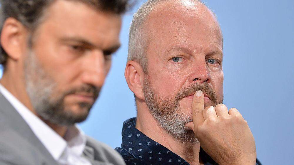 Regisseur Claus Guth (rechts) mit Tenor Jonas Kaufmann bei einer Pressekonferenz in Salzburg 