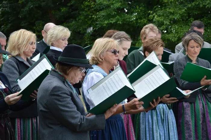 Der Gesangsverein Kalwang, unter der Leitung von Katharina Pauer, umrahmt den Gottesdienst, welcher Johannes den Täufer anlässlich des Johanistages in den Mittelpunkt rückt.