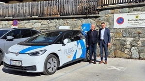 Geschäftsführer und Vorstand der Raiffeisen-Bank in Matrei stehen neben einem E-Auto