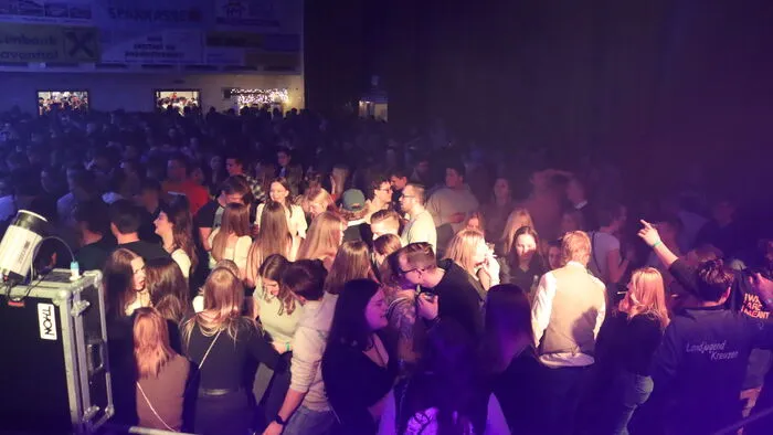 Zahlreiche Partygäste bevölkerten die Tanzfläche und feierten fast die ganze Nacht durch.