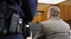 ABD0036_20250428 - GRAZ - ÖSTERREICH: Der Angeklagte anl. des Prozessauftakts gegen einen mutmaßlichen Bombenbauer am Montag, 28. April 2025, in Graz. Der Angeklagte soll Sprengsätze bei den Zeugen Jehovas platziert haben. - FOTO: APA/ERWIN SCHERIAU