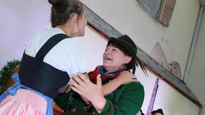 Am vergangenen Freitag feierte die Theatergruppe Pack mit „Wenn der Kuckuck zwoamol schreit“, einem heiteren Volksstück mit Gesang von Franz Streicher, Premiere – mit einem heiteren Durcheinander, listigen Einfällen und einer gehörigen Portion Humor.