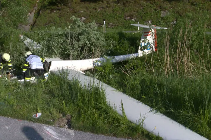Das Flugzeug "landete" mit den Tragflächen auf der Straße bzw. einem Radweg, der Rumpf schwebte über dem Graben.