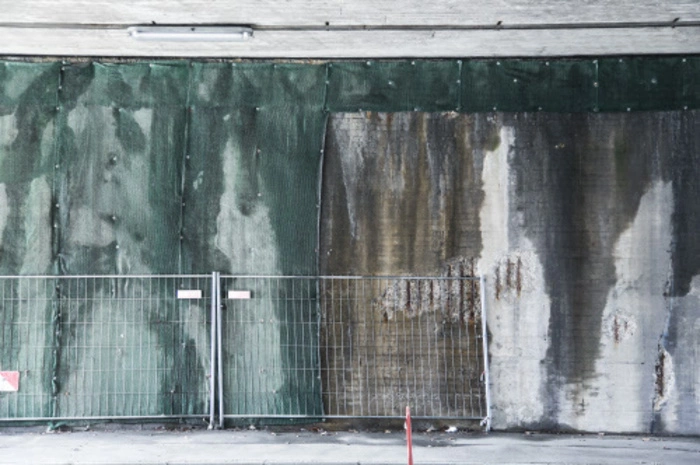 Während des Abbruchs wird Baukreisverkehr um den Stumpf eingerichtet.