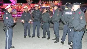 Einsatzleiter Martin Mellem weist die Beamten ein