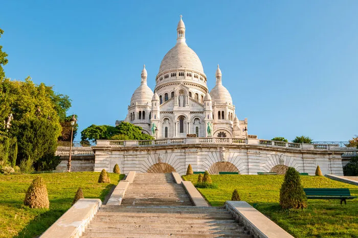 Übersetzt heißt die Basilica minor „Basilika vom Heiligsten Herzen in Montmartre“ und ist eine römisch-katholische Wallfahrtskirche. Durch ihre Lage auf dem Montmartre-Hügel und die strahlend-weiße Farbe ist die Kirche von weitem zu sehen.  