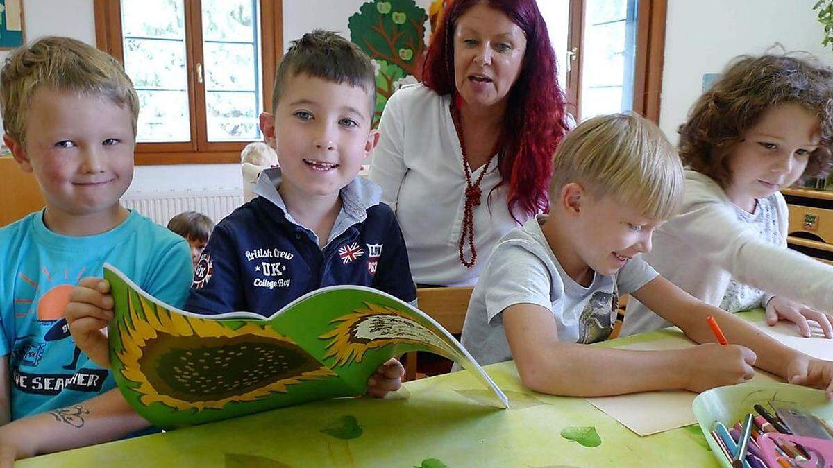 Alexander Schratt, Rene Buttazoni, Sabine Unterköfler, Felix Kienberger und Lena Pucher vom Kindergarten St. Peter