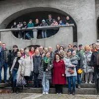 Ein Teil des Kulturvereins, die Puppenspielgruppe, die aus dem Verein entstanden ist und Eltern und Großeltern der jungen Puppenspieler bei einem Ausflug in Laibach/Ljubljana auf Einladung des Klub koroških Slovencev