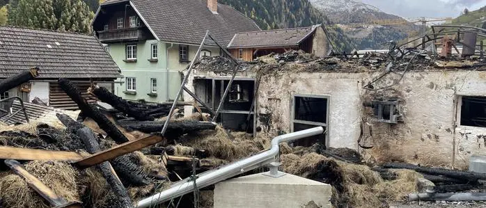 Eines von drei Stallgebäuden, die in Oberdorf von Mai bis Oktober 2025 niedergebrannt waren