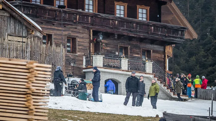 Obertilliach. James Bond, Geheimagent Ihrer Majestät, war im idyllischen Ort Obertilliach, Bezirk Lienz, im Einsatz. Für den Film „Spectre“ (2015) mit Daniel Craig, der selbst am Drehort anwesend war, wurden hier einige spektakuläre Action-Szenen gefilmt. Anekdote am Rande: Während der Dreharbeiten kamen auch zwei Kälber zur Welt, die der Bauer nach den Hauptdarstellern „Daniel“ und „Léa“ (Léa Seydoux) taufte.