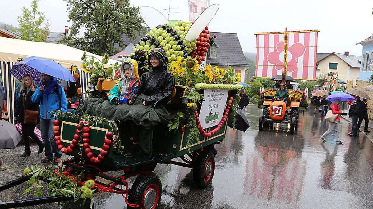 Regenjacken und Schirme gehörten beim Apfelkorso diesmal dazu