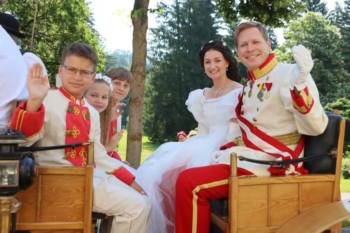 Für den Höhepunkt sorgte das Kaiserpaar mit den Kaiserkindern, die in einer Kutsche vorfuhren