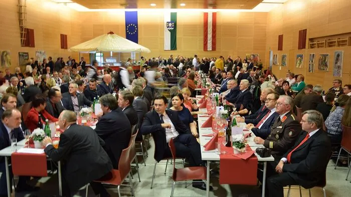 Zum Neujahrsempfang der Gemeinde Gralla lud Bürgermeister Hubert Isker in die Mehrzweckhalle. Bei dieser Gelegenheit gab der Bürgermeister bekannt, dass die Martgemeinde ein Pflegeheim mit 85 Betten errichten will, das im Sommer 2021 fertiggestellt sein soll.  Damit sollen auch 65 Arbeitsplätze entstehen. Rückblickend erinnerte Isker mit „2019 an ein Jahr des Straßenbaues“, in dem zwei Millionen Euro für Sanierungen von Gemeindestraßen verwendet wurden. Der neugestaltete Marktplatz werde zudem als neuer Lebensraum gut angenommen. Der Flächenwidmungsplan soll neu aufgelegt und überarbeitet werden, wobei man mit Grund und Boden sparsam umgehen wolle. Weiters werde für mehr Sicherheit der Bevölkerung ein Notfallplan erstellt.