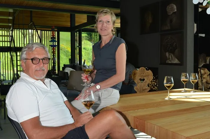 Zeit für ein gutes Glaserl Wein aus der Produktion der Winzerfamilie ist immer.