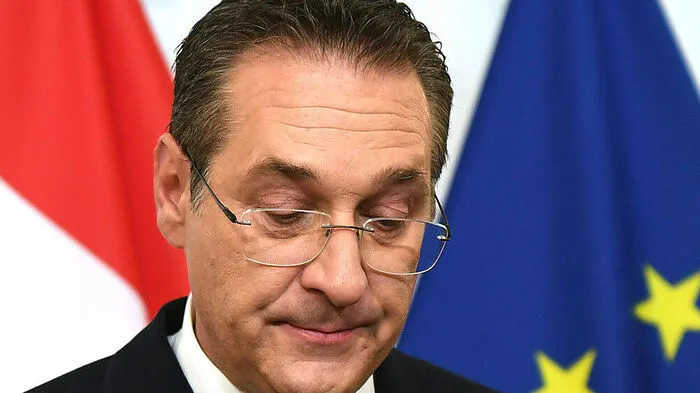Heinz-Christian Strache hat die Polizei im Haus: "Ich war noch nackt, als die Polizei gekommen ist. Ich habe sie dann gebeten, noch etwas zu warten. Es war ein echter Schock, so etwas privat zu erleben."