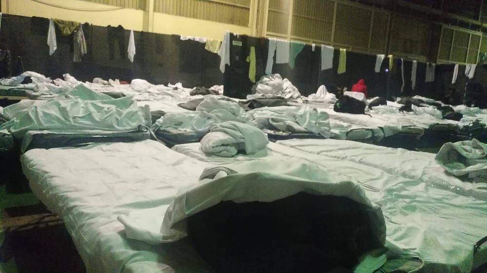 Ein Bettenlager im &quot;Wartebereich&quot; für Asylsuchende in Klagenfurt