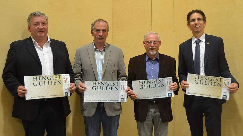 Von links: Die Hengist-Bürgermeister Franz Labugger (Lebring-St. Margarethen), Helmut Walch (Wildon), Johann Mayer (Hengsberg) und Joachim Schnabel (Lang) mit dem neu eingeführten Hengistgulden