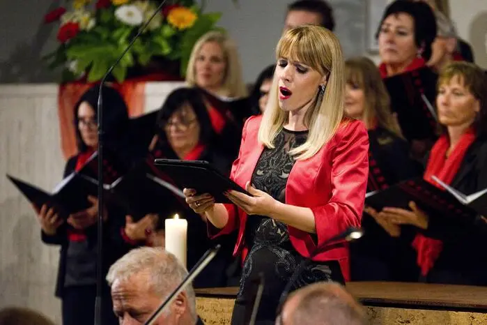 Begleitet wurde der Chor vom Orchester String Consort Styria unter der Leitung von Gernot Haid. Als Solisten glänzten Jelena Widmann (Sopran) und Florian Widmann (Bariton) mit Stimmkraft und Ausdrucksstärke.