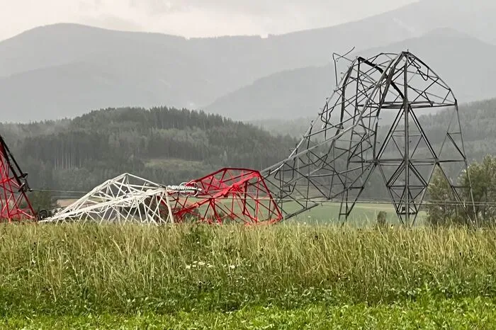Zerstörte Hochspannungsmasten in der Obersteiermark