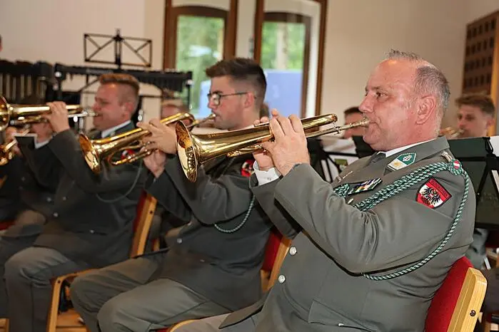 Die MilitärmusikerInnen präsentierten ein abwechslungsreiches Programm, das neben traditionellen Kompositionen auch weniger bekannte Werke ins Rampenlicht rückte.