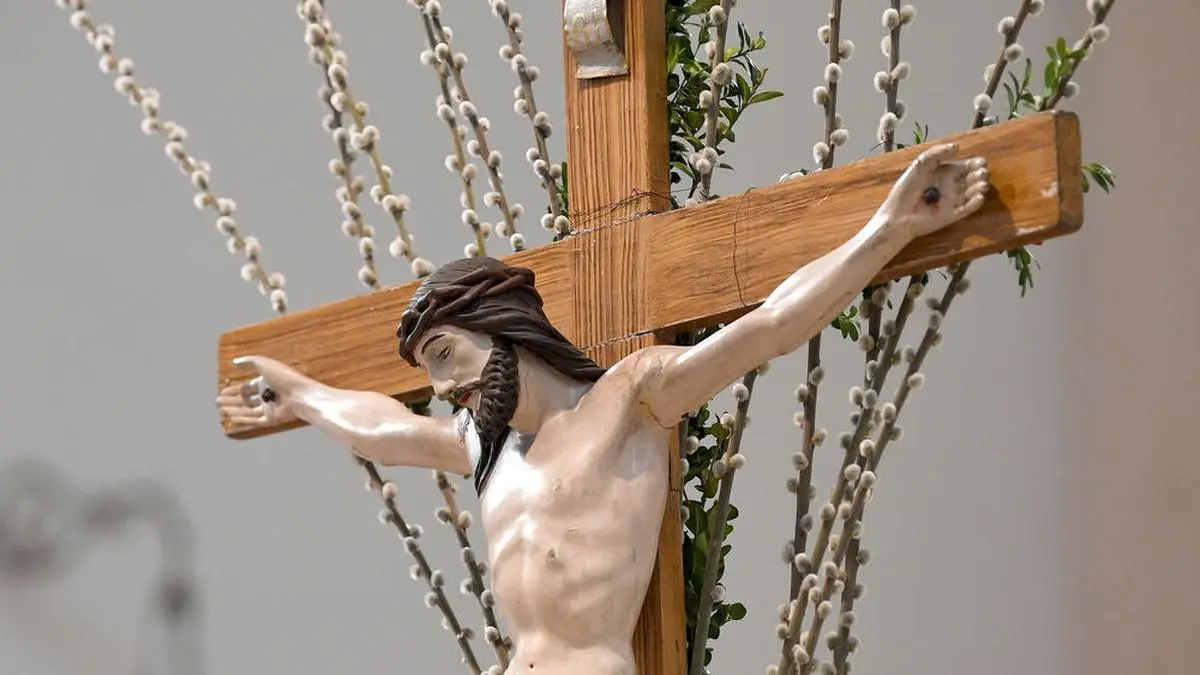 ABD0047_20180326 - WIEN - ÖSTERREICH: ++ THEMENBILD ++ Ein Kreuz mit Jesusfigur in einer Kirche in Wien. Der Karfreitag fällt auf den 30. März 2018. Christen gedenken an diesem Tag des Kreuzestodes Jesu Christi. - FOTO: APA/ROLAND SCHLAGER