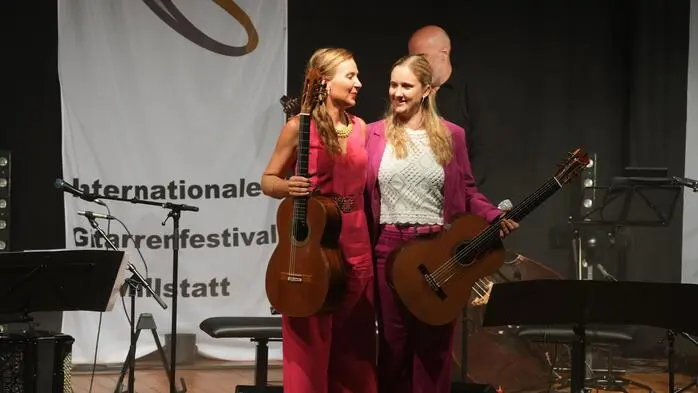 Wenige Buchstaben trennen Julia Malischnig und Jule Malischke: Die beiden Gitarristinnen begeisterten bei der Eröffnung des 18. Gitarrenfestivals in Millstatt. 